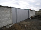Распашные и откатные ворота из профнастила